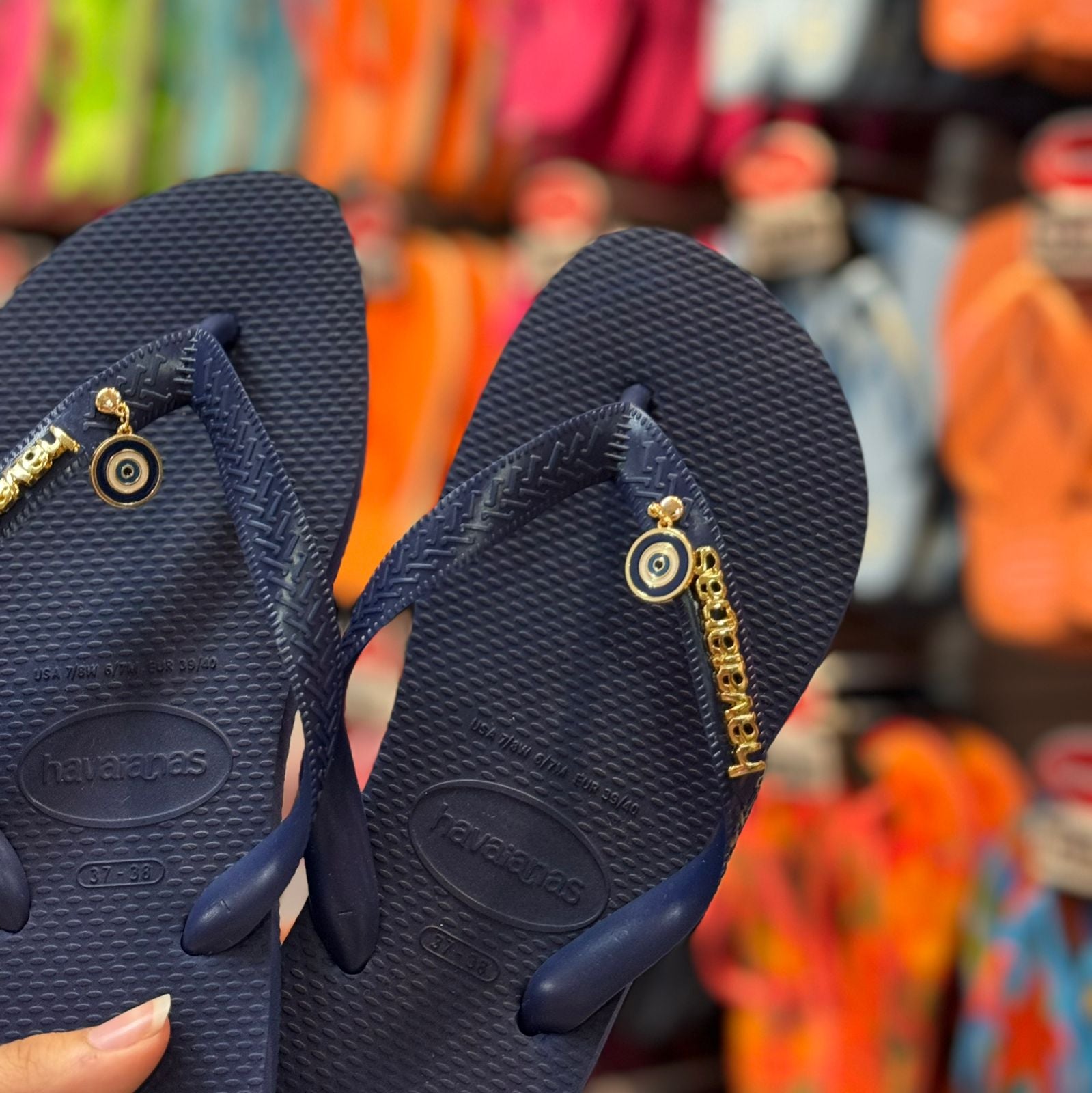 Havaianas Top + Placa Logo + Pin Olho Grego Pendurado