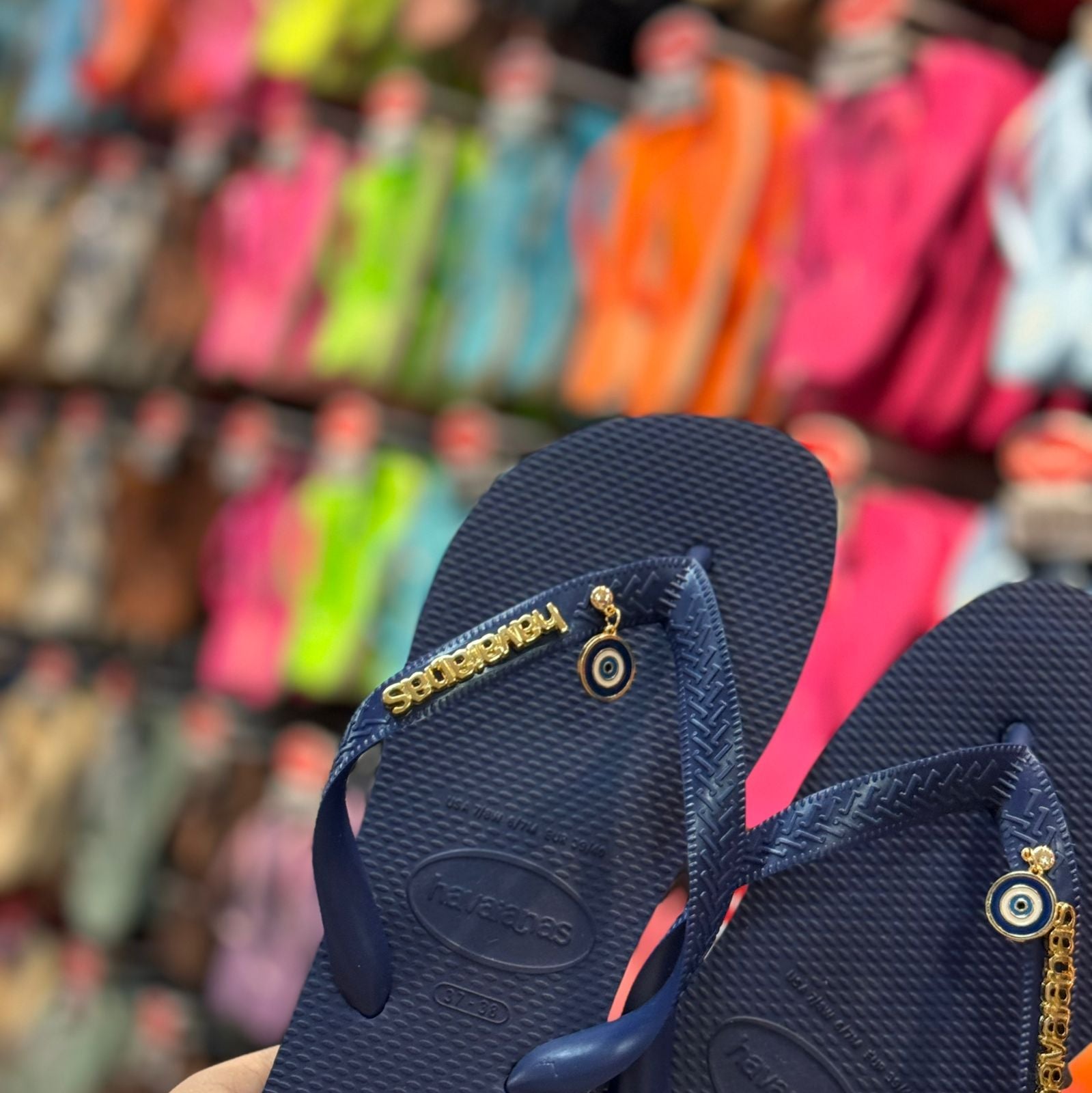 Havaianas Top + Placa Logo + Pin Olho Grego Pendurado
