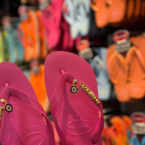 Havaianas Top + Placa Logo + Pin Olho Grego Pendurado