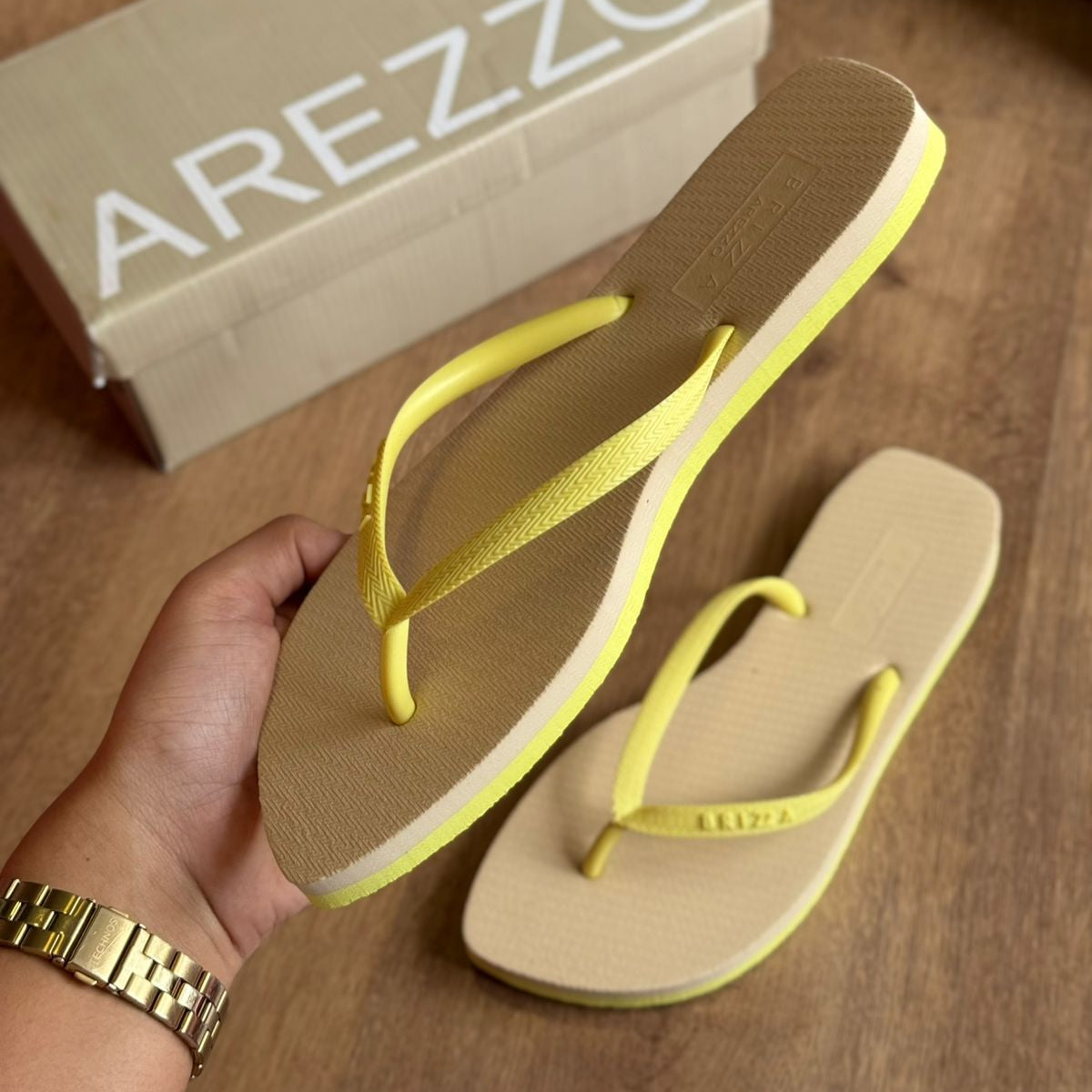 Chinelo de Dedo Arezzo Multicolorido Flash Bicolor Basics Z190620007