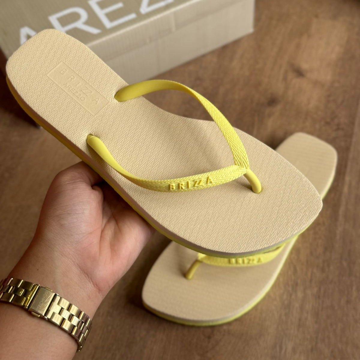 Chinelo de Dedo Arezzo Multicolorido Flash Bicolor Basics Z190620007