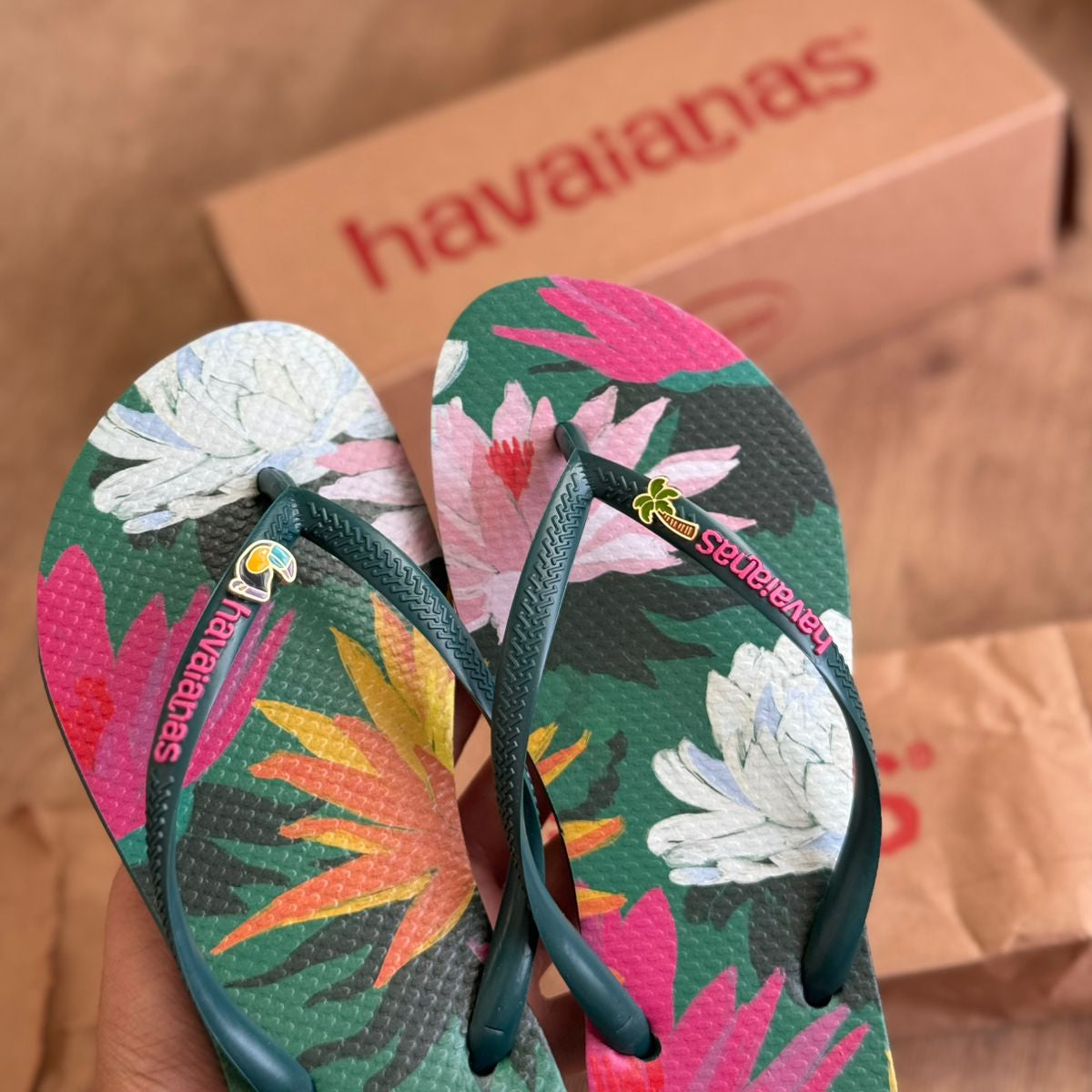 Chinelo Havaianas Slim Summer Bliss + Pin Tucano e Coqueiro