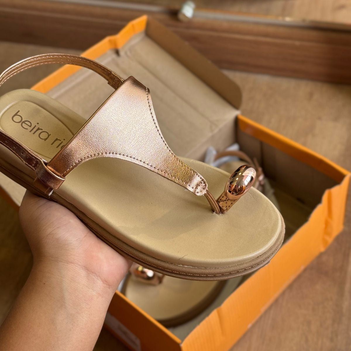 Sandália Beira Rio Detalhe Dourado 8513.113.14710