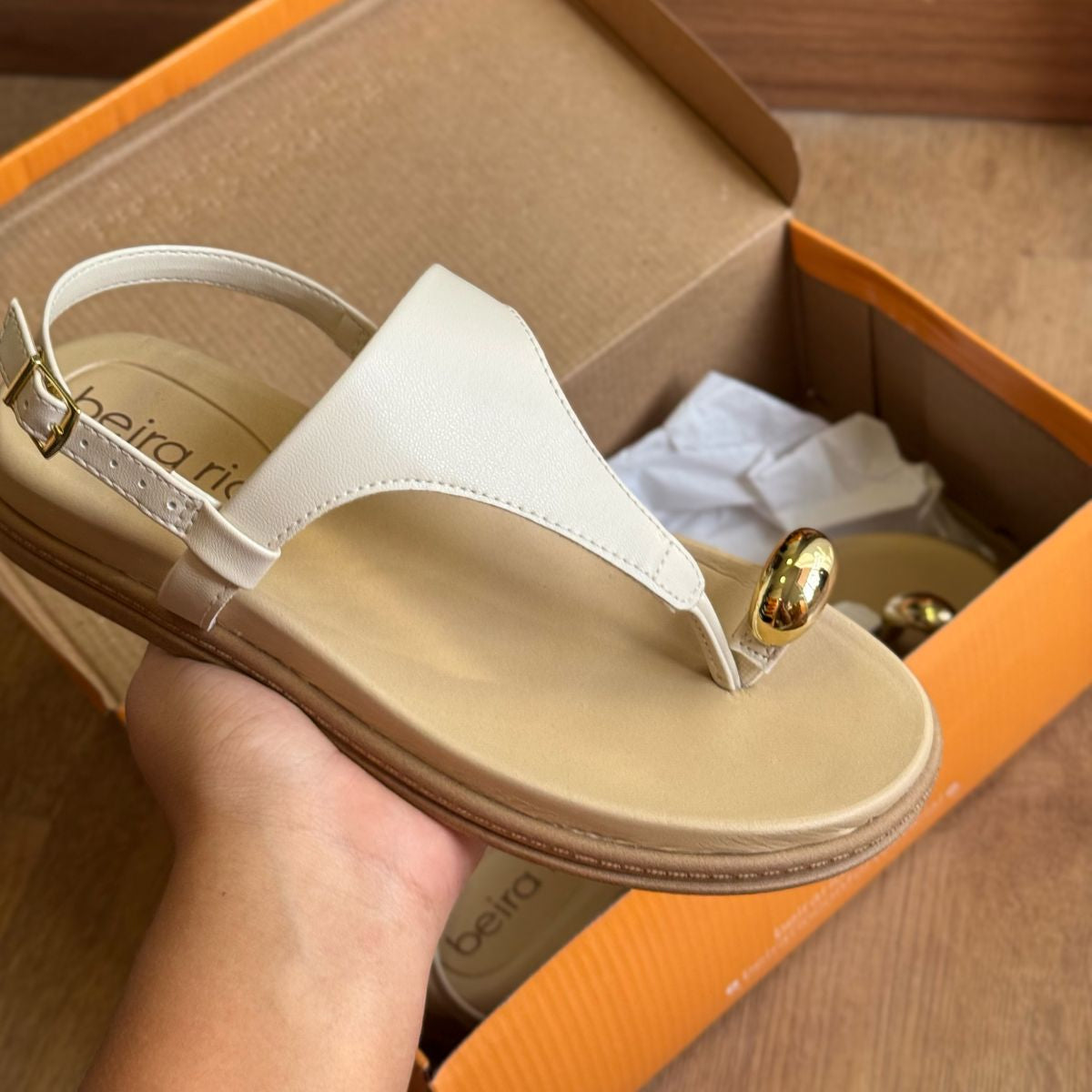 Sandália Beira Rio Detalhe Dourado 8513.113.14710