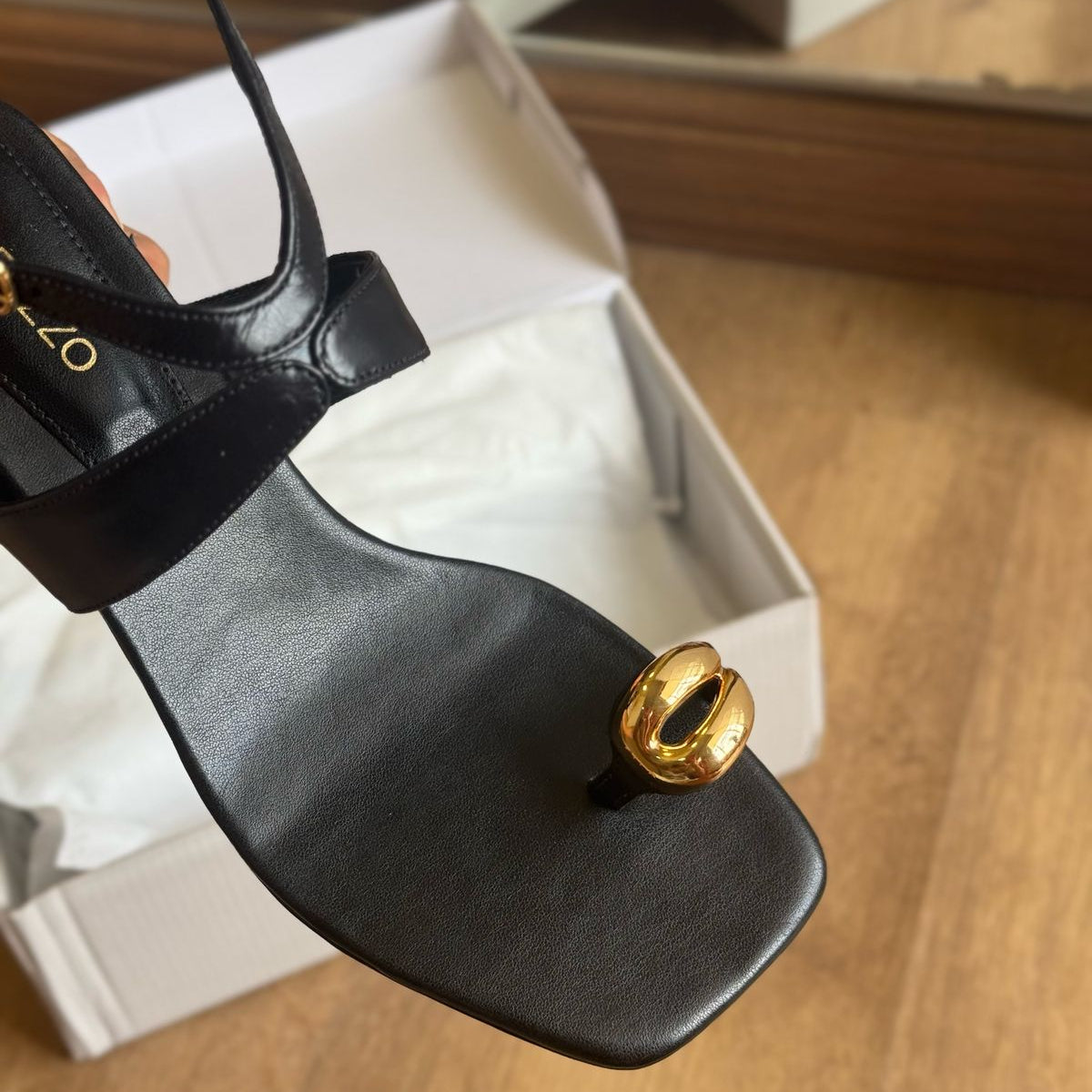 Sandália Arezzo Couro Salto Bloco Metal Bold A135560005