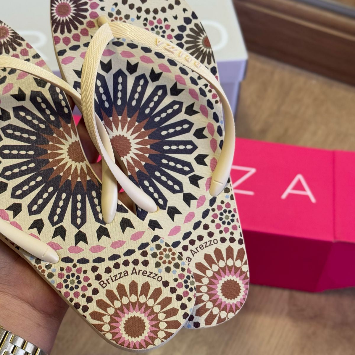 Chinelo de Dedo Arezzo Estampado Z190260121