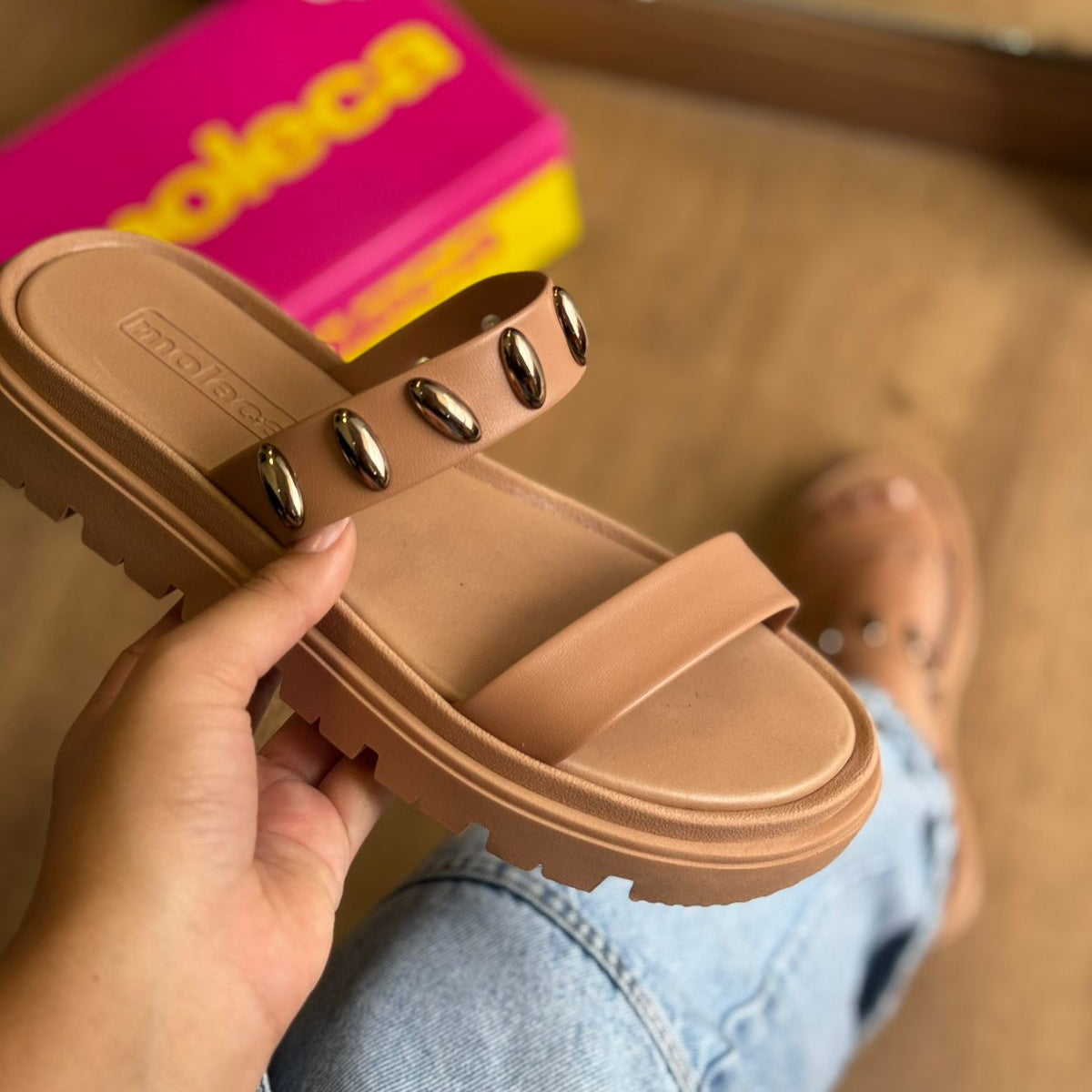 Sandália Moleca Detalhe de Pontinhos Dourados 5504.112