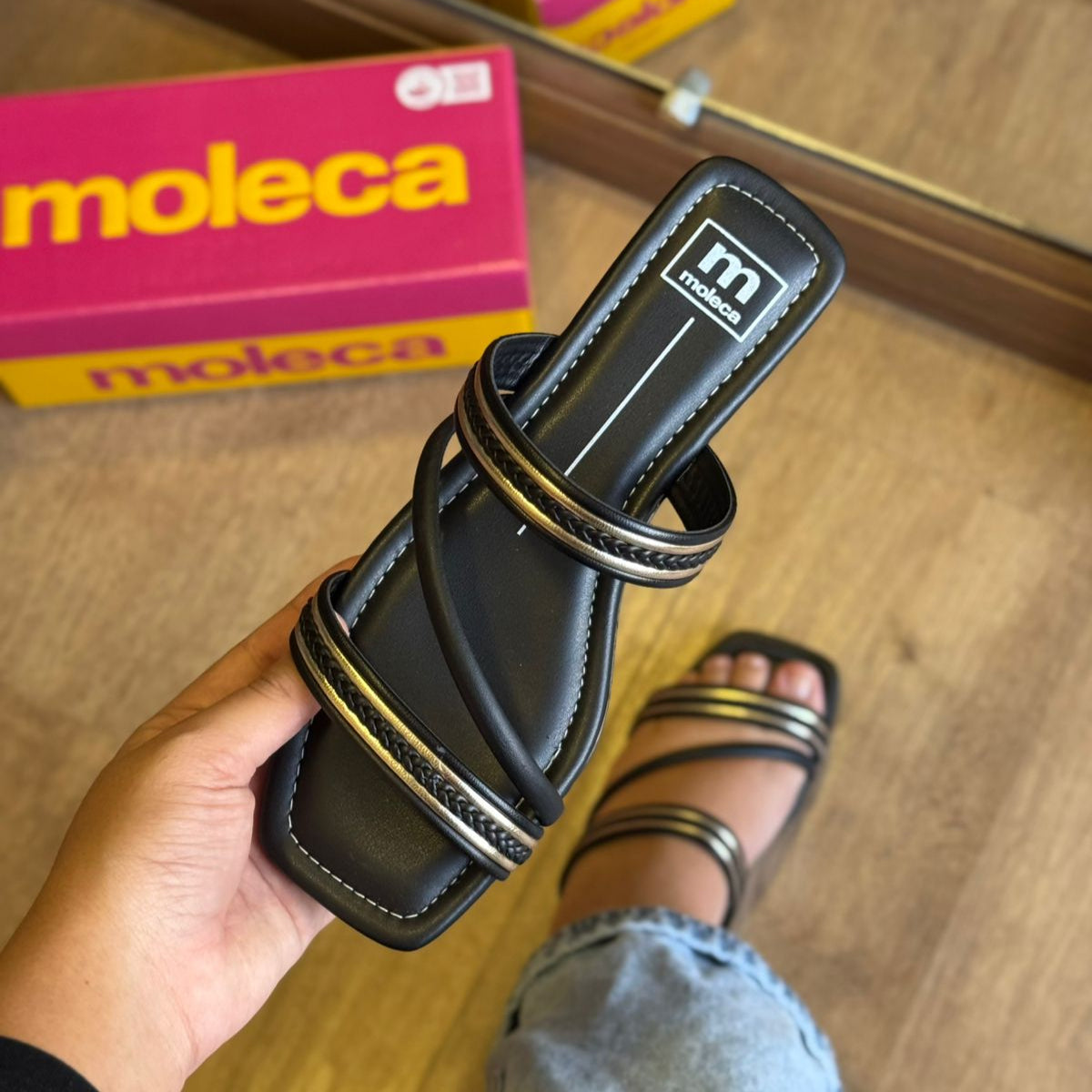 Sandália Moleca Rasteira Duas Tiras Brilhosas 5462.142