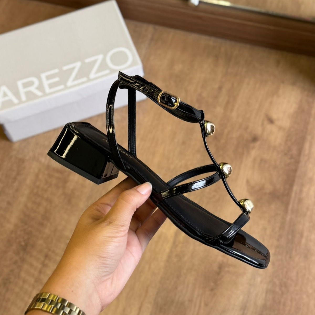 Sandália Arezzo Salto Bloco Tiras Metais A137730001