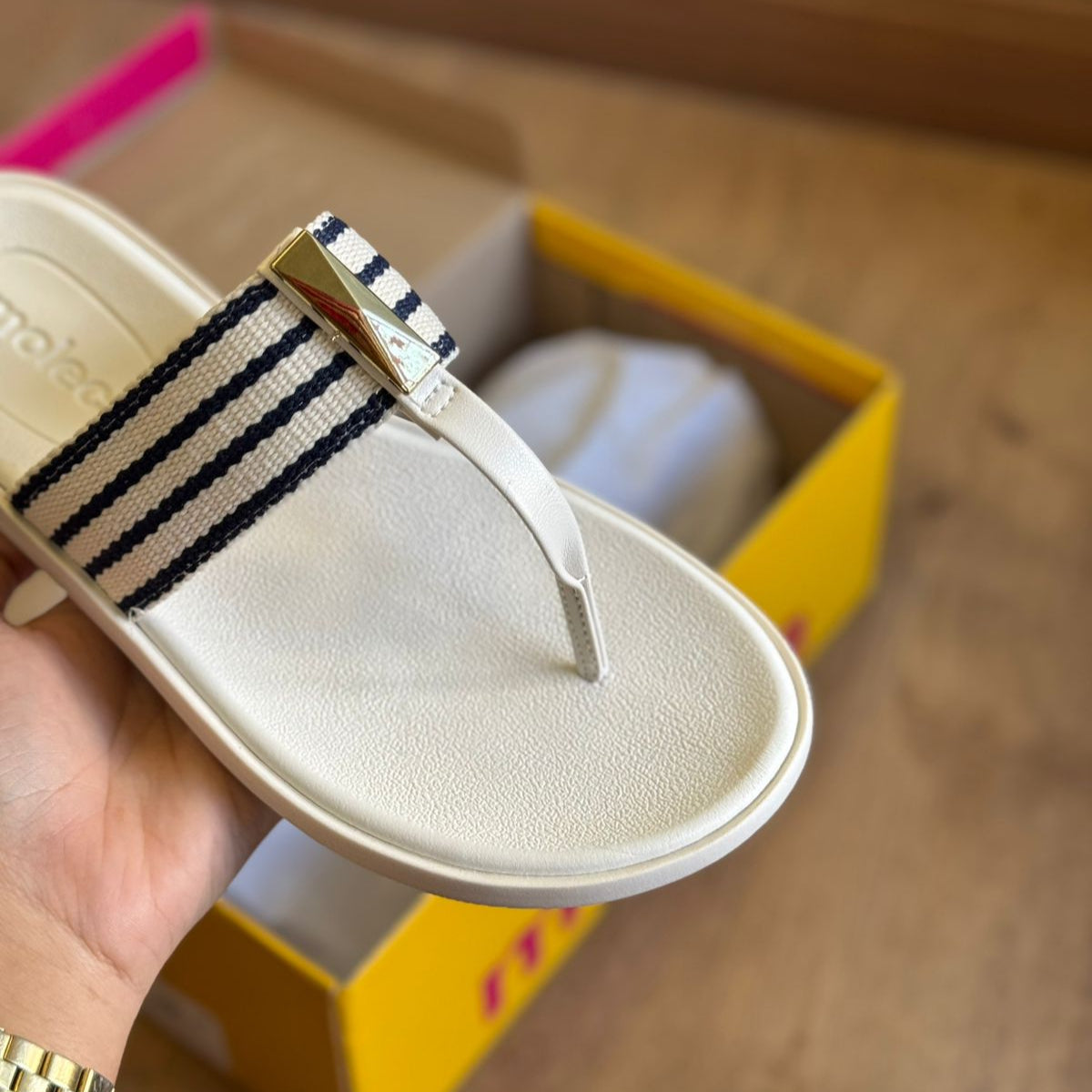 Sandália Moleca Tiras Grossa com Pequeno Detalhe Dourado 5525.109