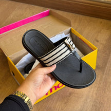 Sandália Moleca Tiras Grossa com Pequeno Detalhe Dourado 5525.109