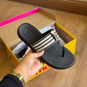 Sandália Moleca Tiras Grossa com Pequeno Detalhe Dourado 5525.109