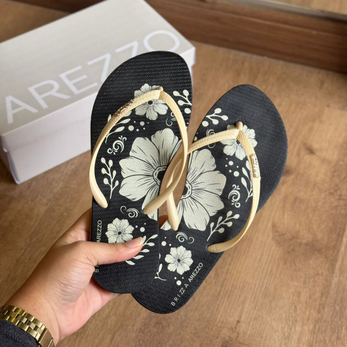 Chinelo de Dedo Arezzo Floral Z190260130