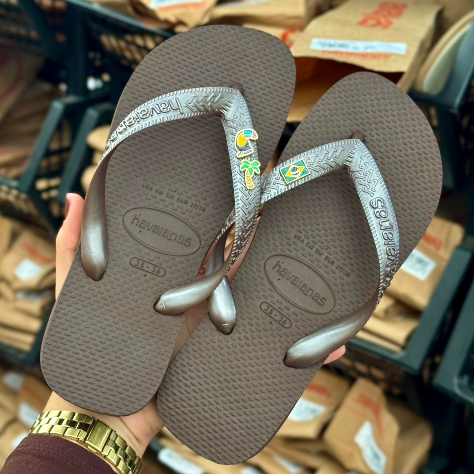 Havaianas Top + Pin Tucano, Coqueiro e Brasil