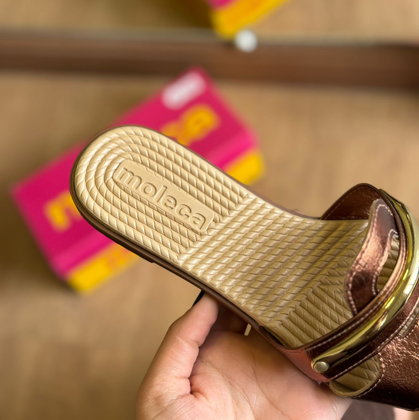 Sandália Rasteira Moleca Tira de Ouro 5558.105