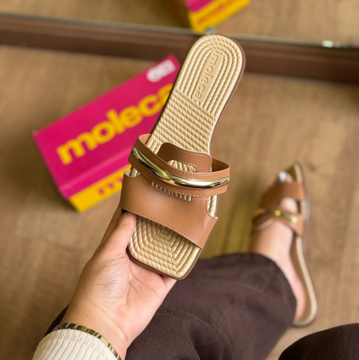 Sandália Rasteira Moleca Tira de Ouro 5558.105