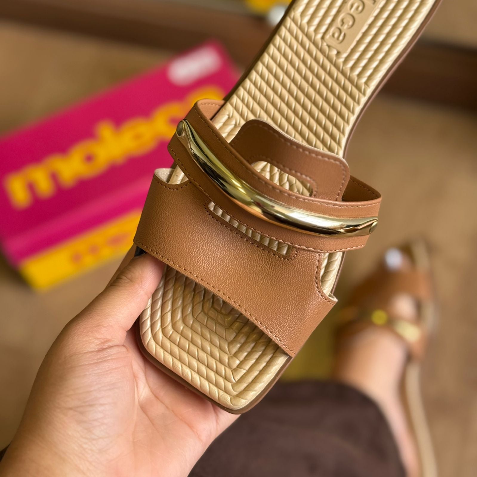 Sandália Rasteira Moleca Tira de Ouro 5558.105