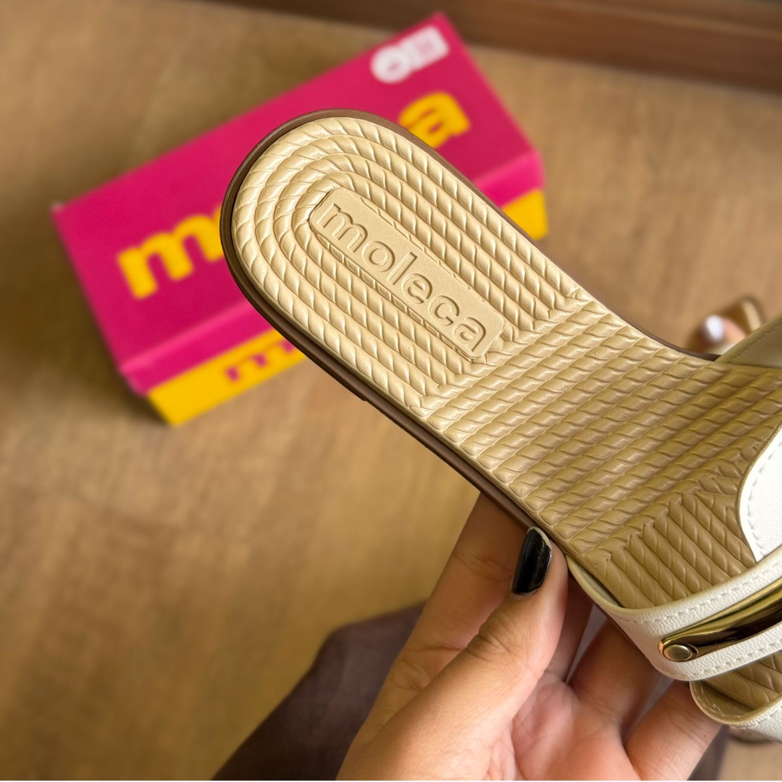 Sandália Rasteira Moleca Tira de Ouro 5558.105