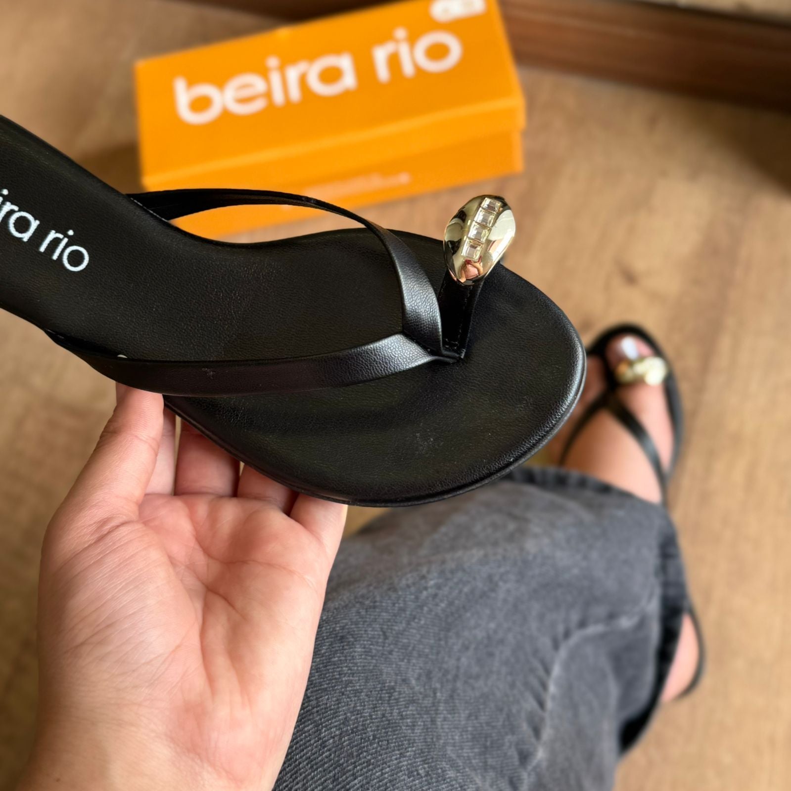 Sandália Beira Rio Rasteira Detalhe Dourado no Dedo 8384.767