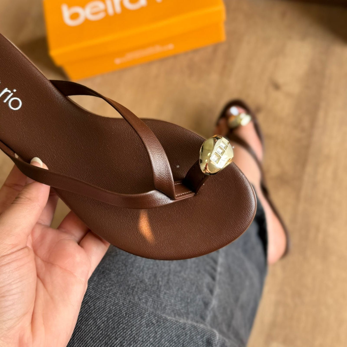 Sandália Beira Rio Rasteira Detalhe Dourado no Dedo 8384.767