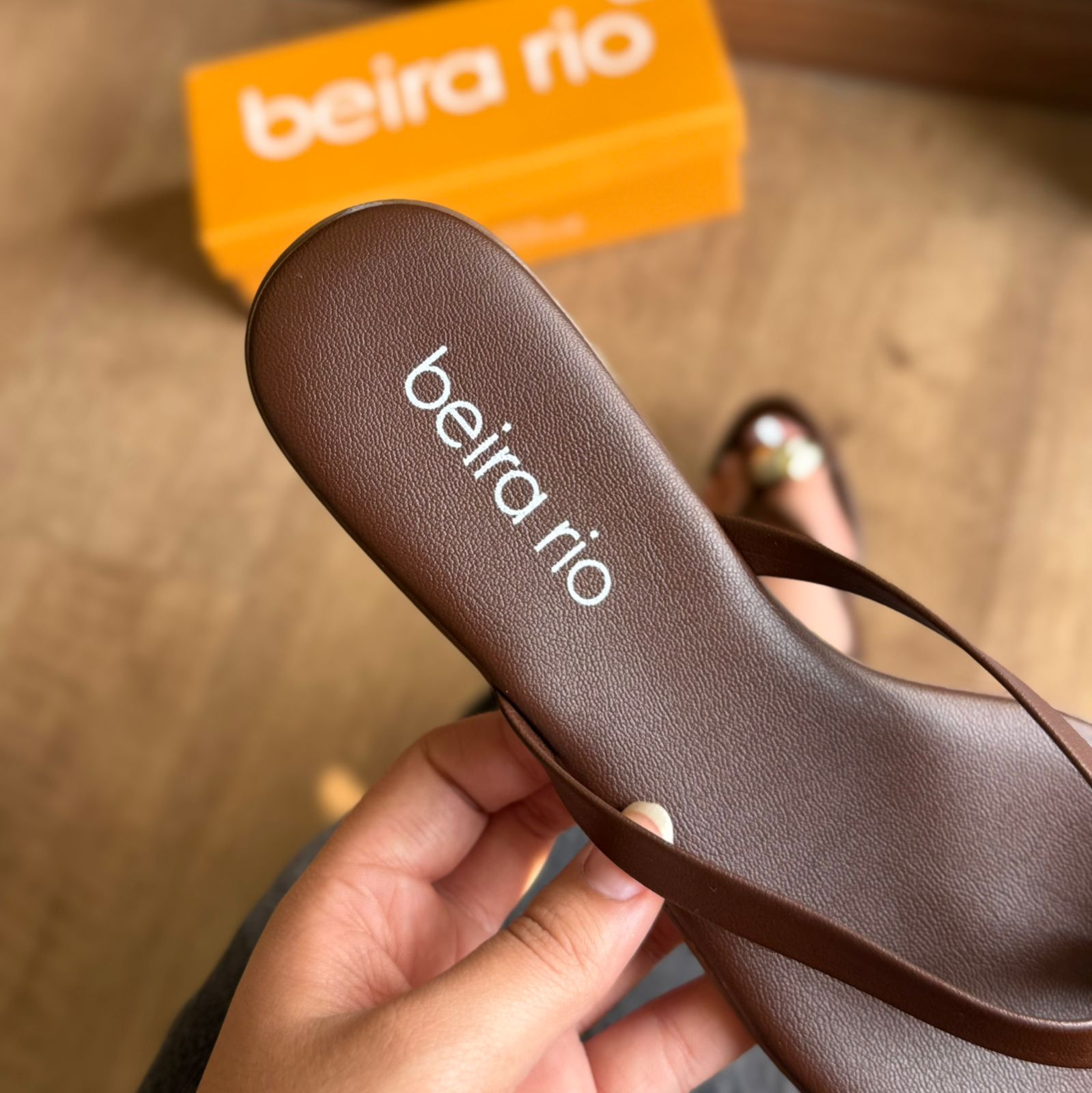 Sandália Beira Rio Rasteira Detalhe Dourado no Dedo 8384.767