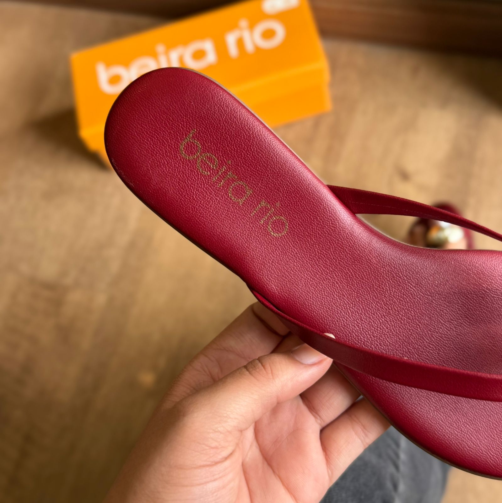 Sandália Beira Rio Rasteira Detalhe Dourado no Dedo 8384.767