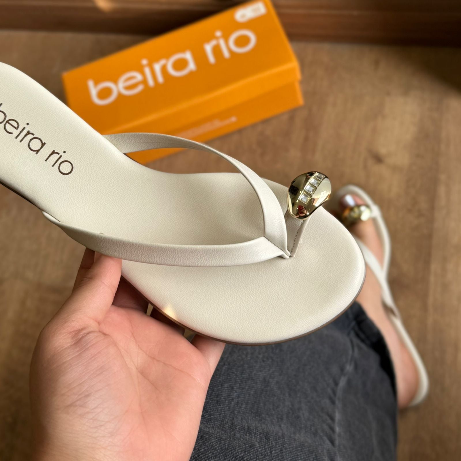 Sandália Beira Rio Rasteira Detalhe Dourado no Dedo 8384.767