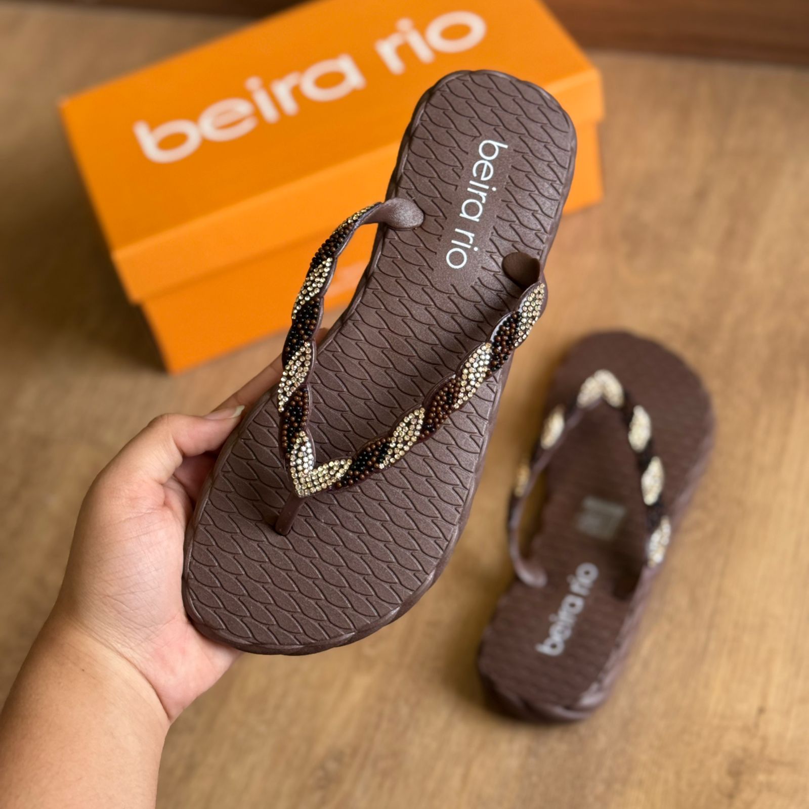 Chinelo de Dedo com Strass Beira Rio 8557.109