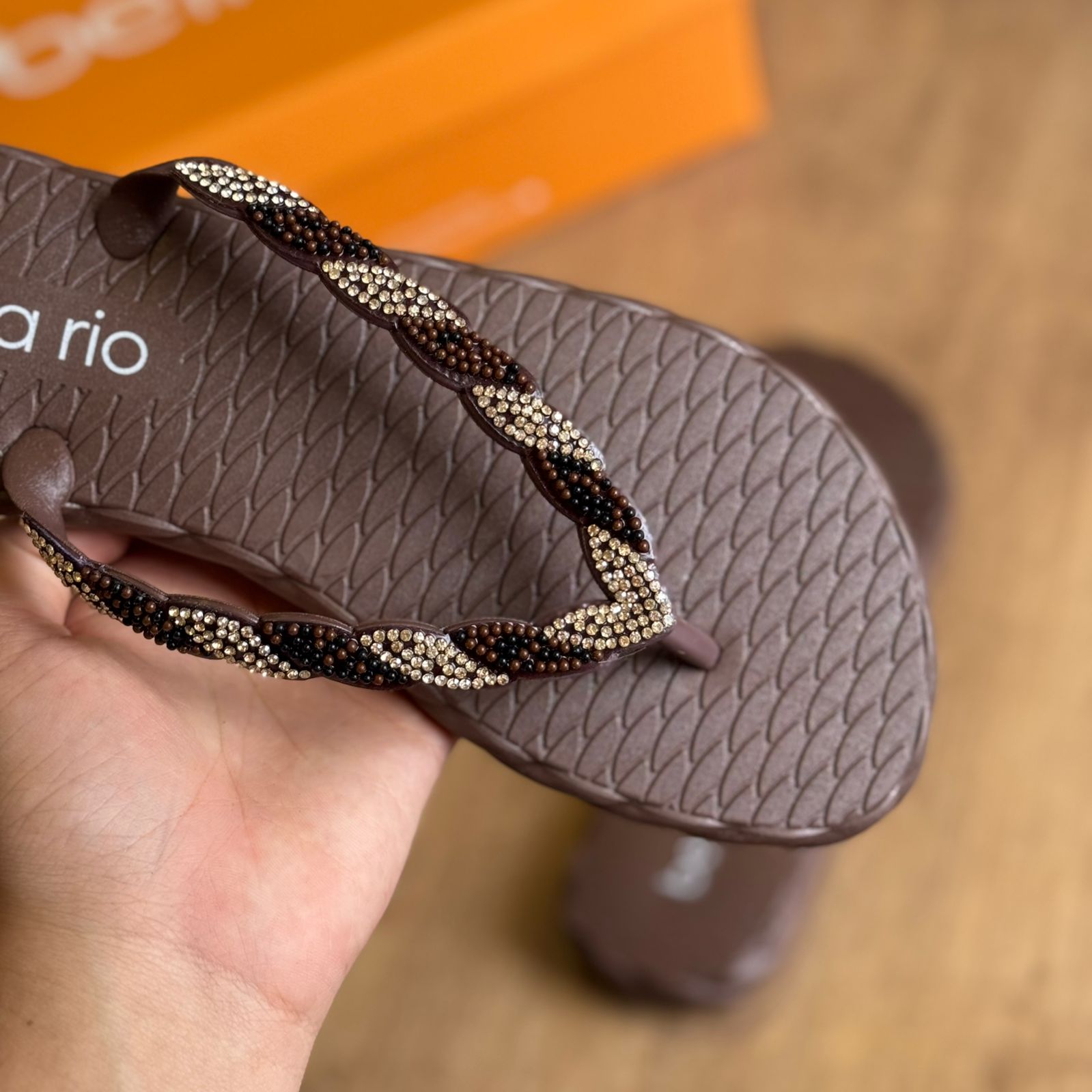 Chinelo de Dedo com Strass Beira Rio 8557.109