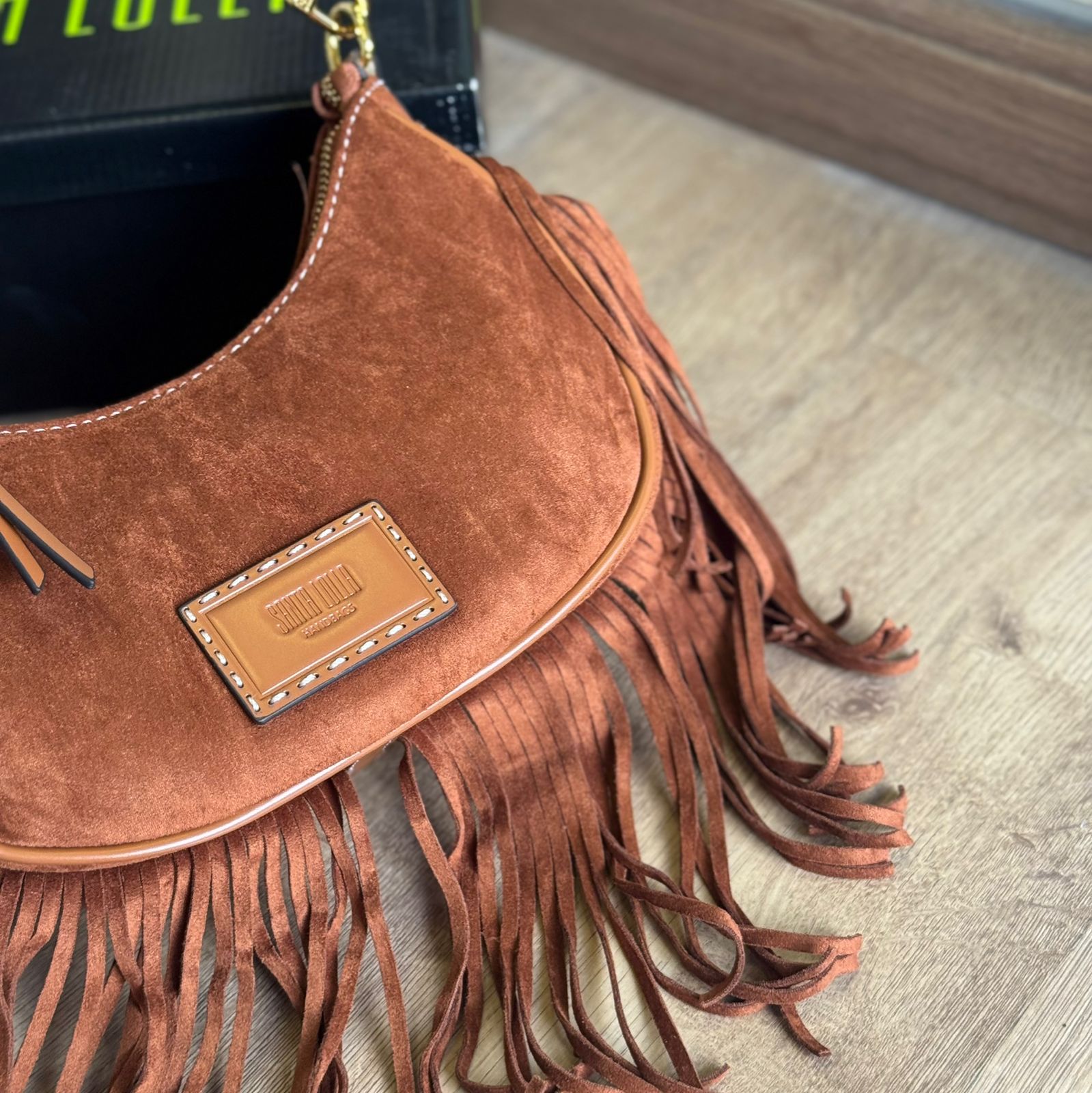 Bolsa Santa Lolla Hobo Camurça Franjas Alça de Ombro 0470.56F0.038E