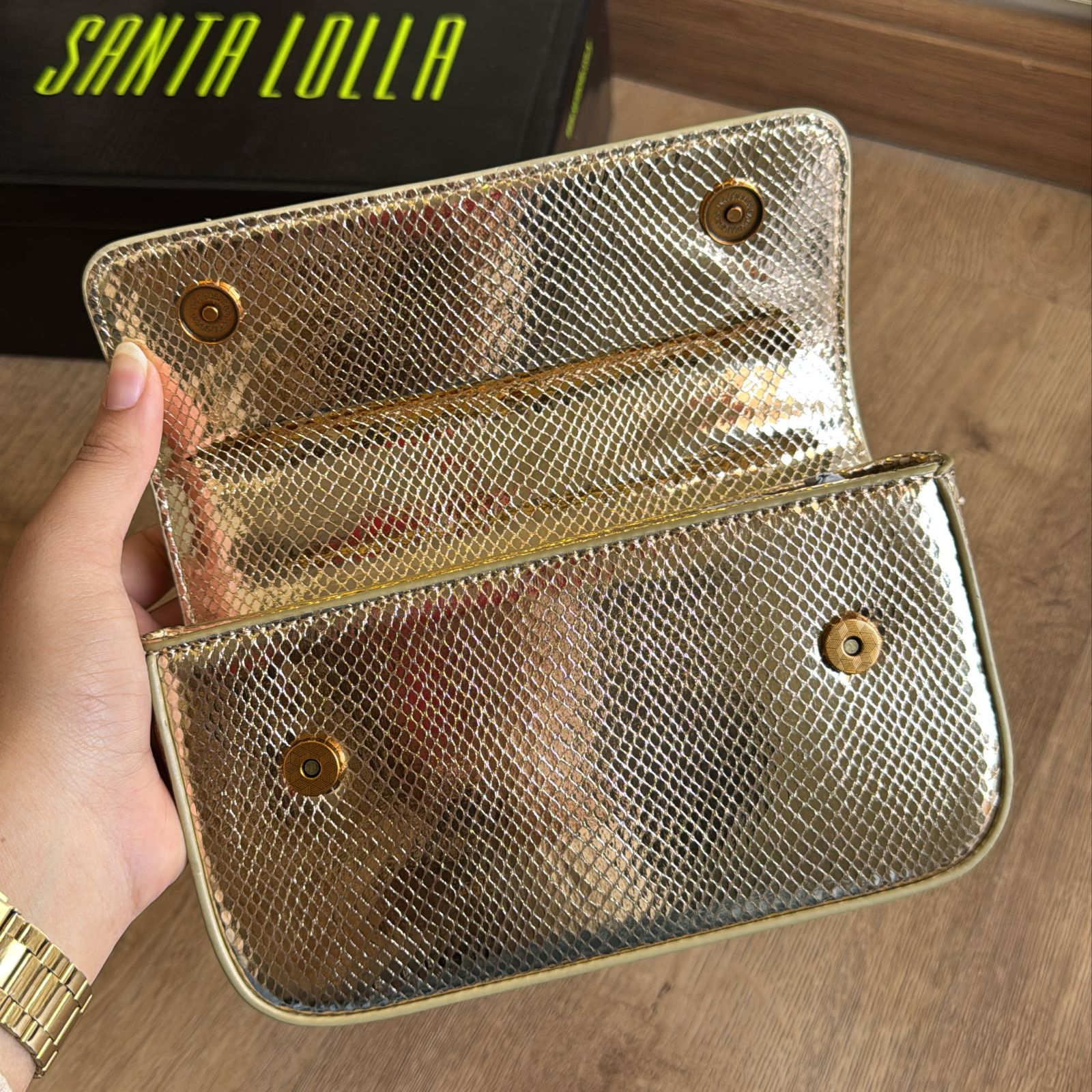 Bolsa Santa Lolla Metalizada Alça Transversal Corrente 0470.56A4.037C