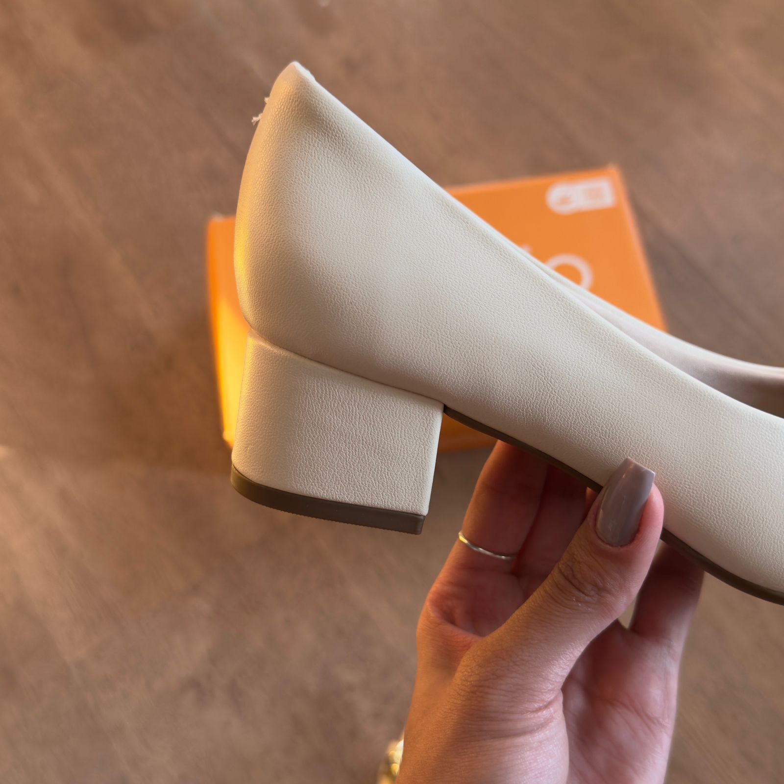 Sandália Beira Rio Salto Baixo Detalhe Dourado 4182.232