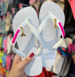 Havaianas Top (Branco) + Pingente placa logo e Pingente sereia