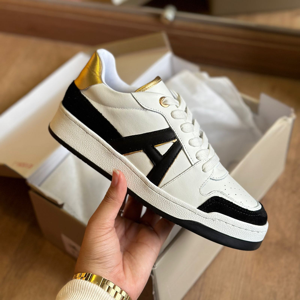 Tênis Arezzo Couro Bico Redondo Logo A128040023