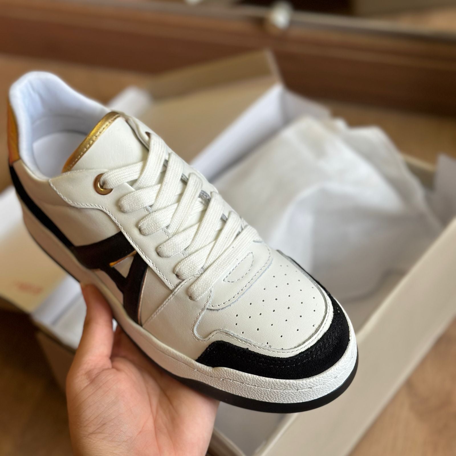 Tênis Arezzo Couro Bico Redondo Logo A128040023