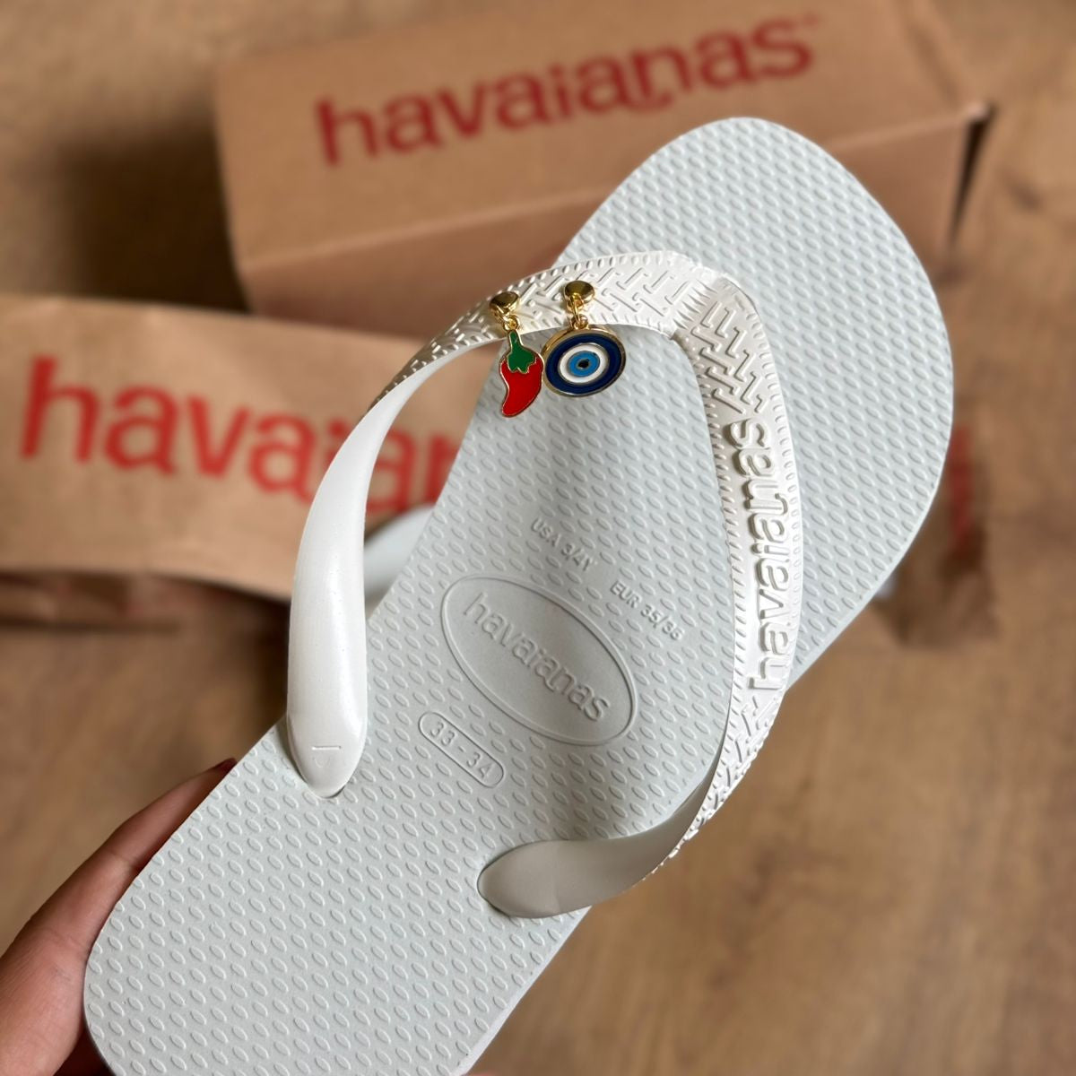 Havaianas Top + Pin Olho Grego e Pimenta