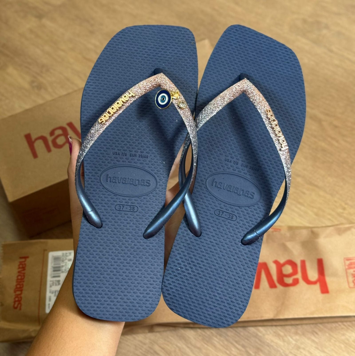 Havaianas Square Glitter + Pin Olho Grego e Ponto de Luz