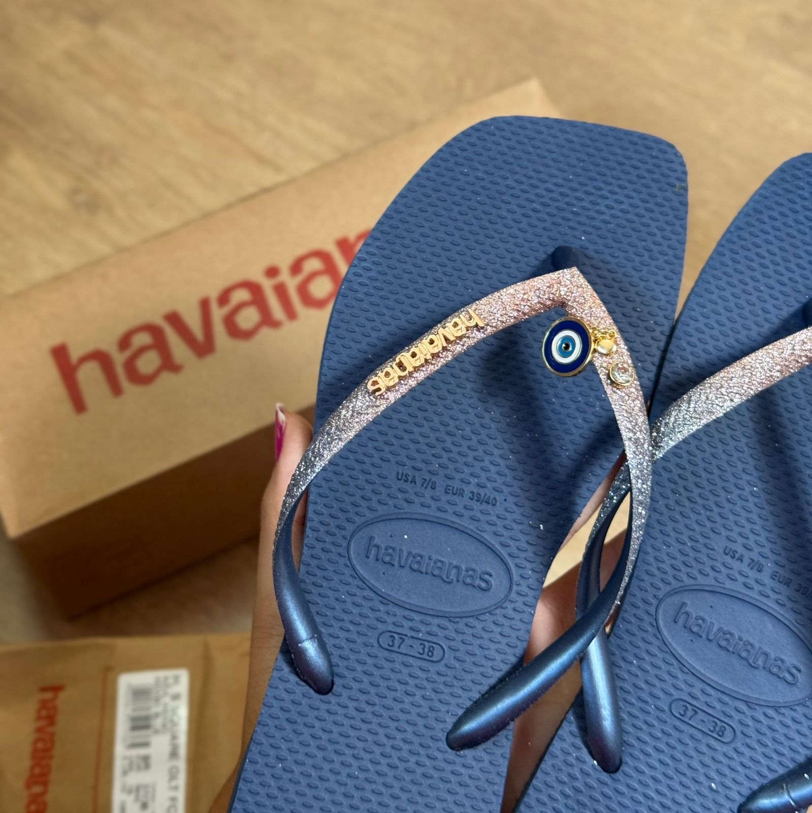 Havaianas Square Glitter + Pin Olho Grego e Ponto de Luz