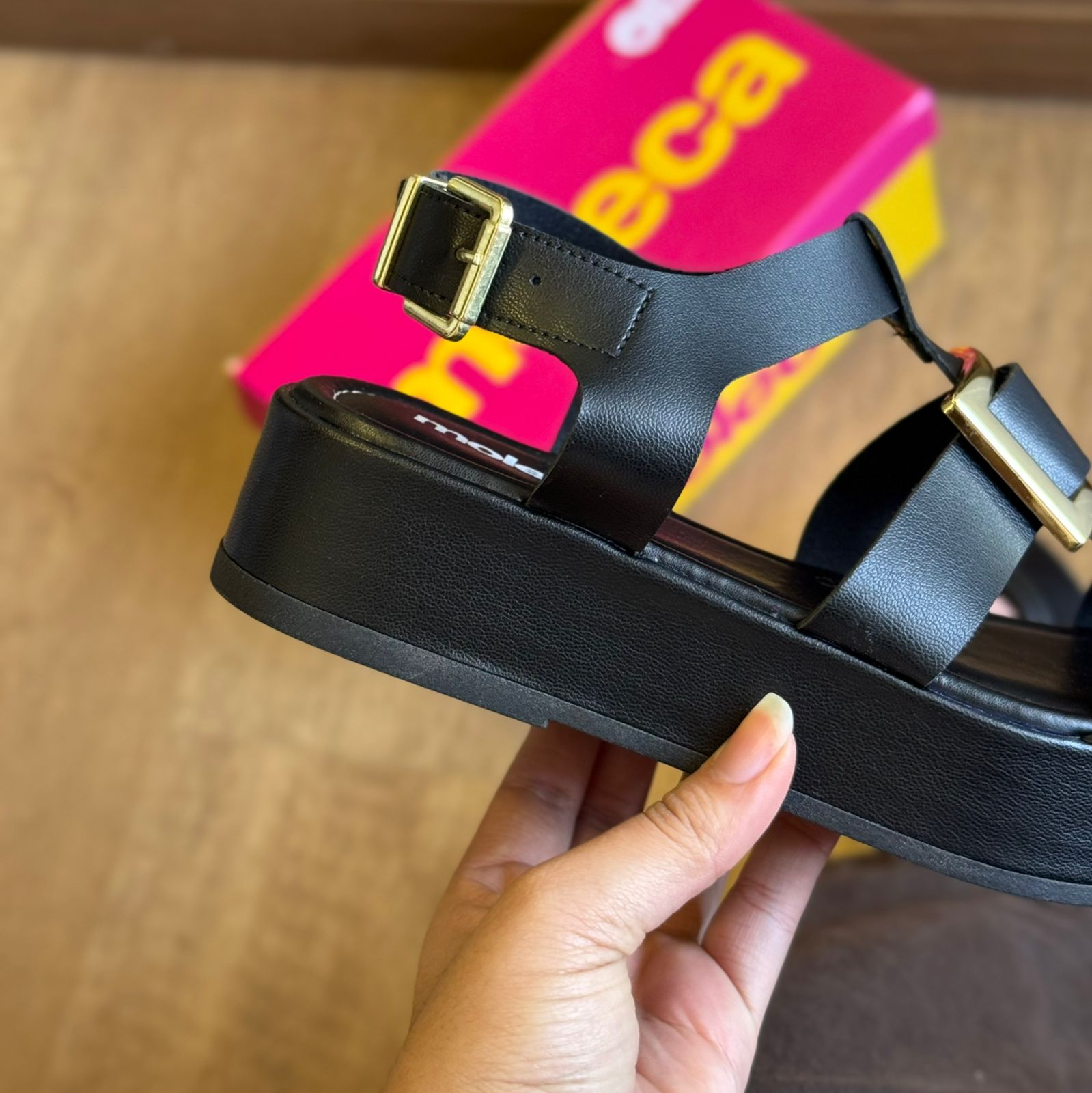 Sandália Moleca Napa Tresse Detalhe Dourado 5553.103