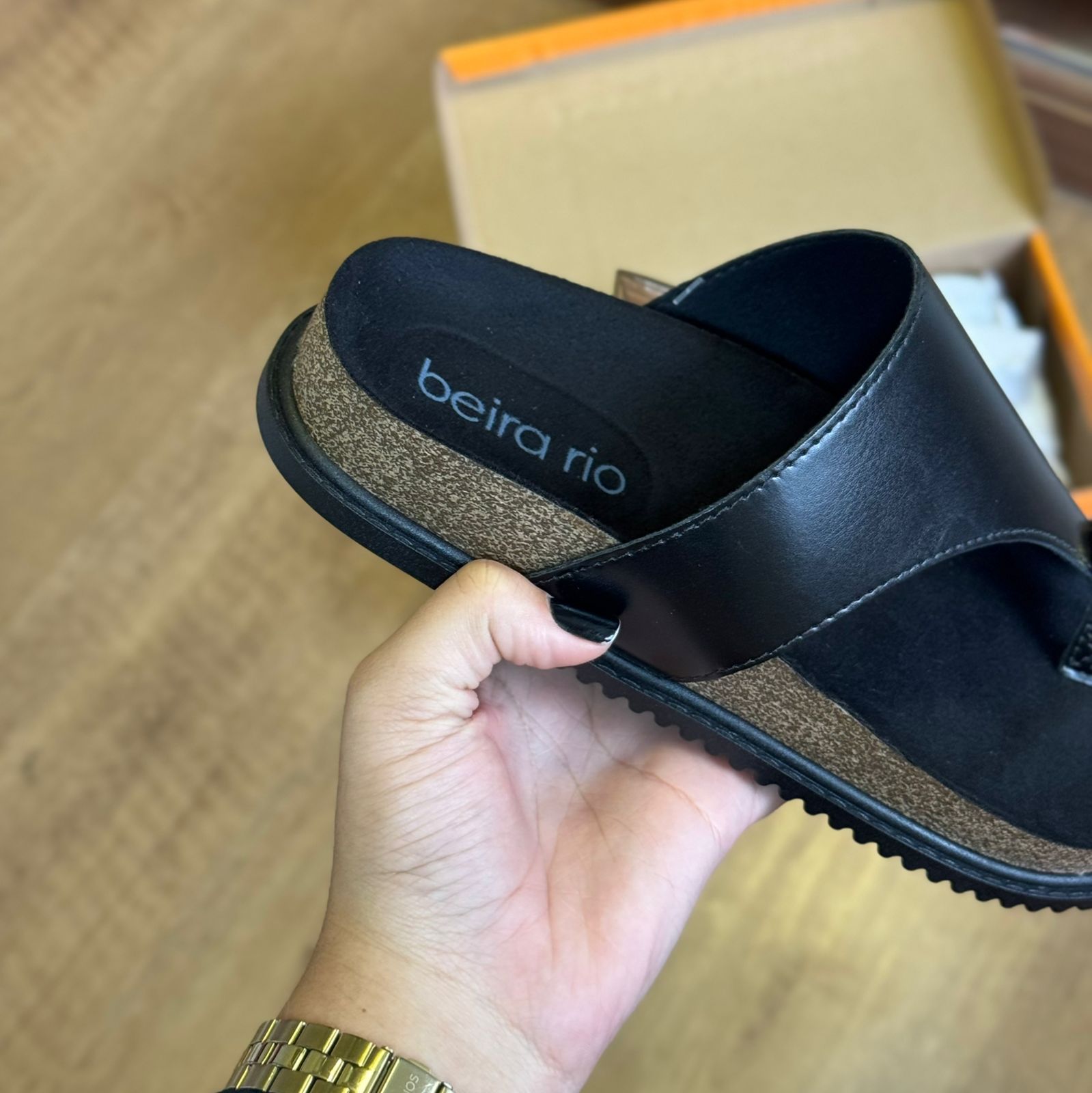 Sandália Papete Beira Rio Detalhe Dourado no Dedo 8524.110