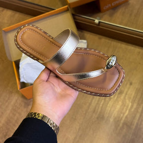 Sandália Beira Rio Rasteira Detalhe Dourado no Dedo 8506.209