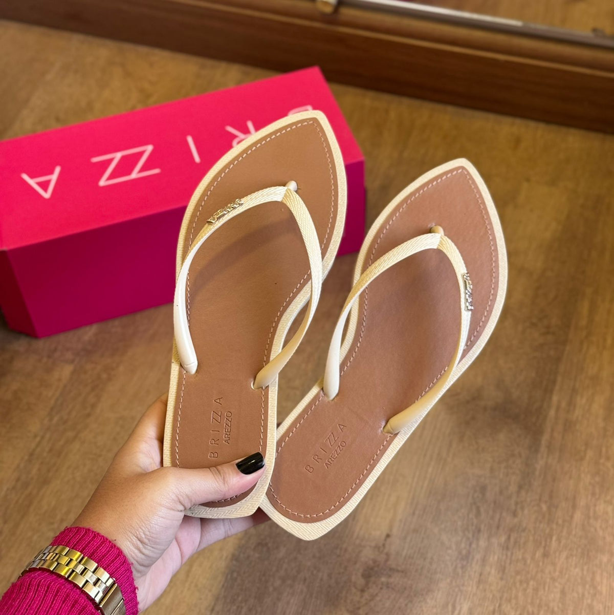 Chinelo de Dedo Arezzo Bico Folha Brizza Z191460002