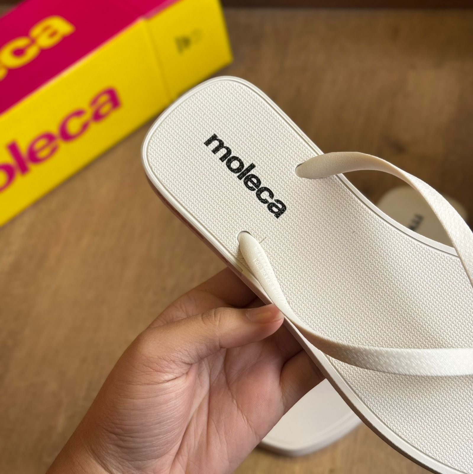 Chinelo de Dedo Moleca Detalhes da Marca 5552.200