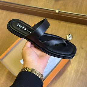 Sandália Beira Rio Rasteira Detalhe Dourado no Dedo 8506.209