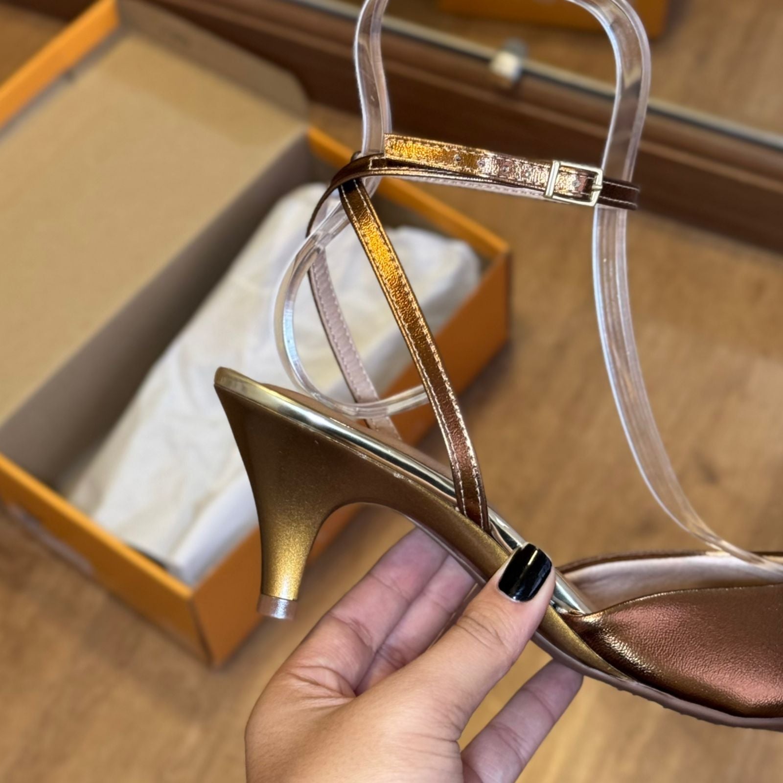 Scarpin Beira Rio Bico Fino Detalhe Dourado 4076.1320