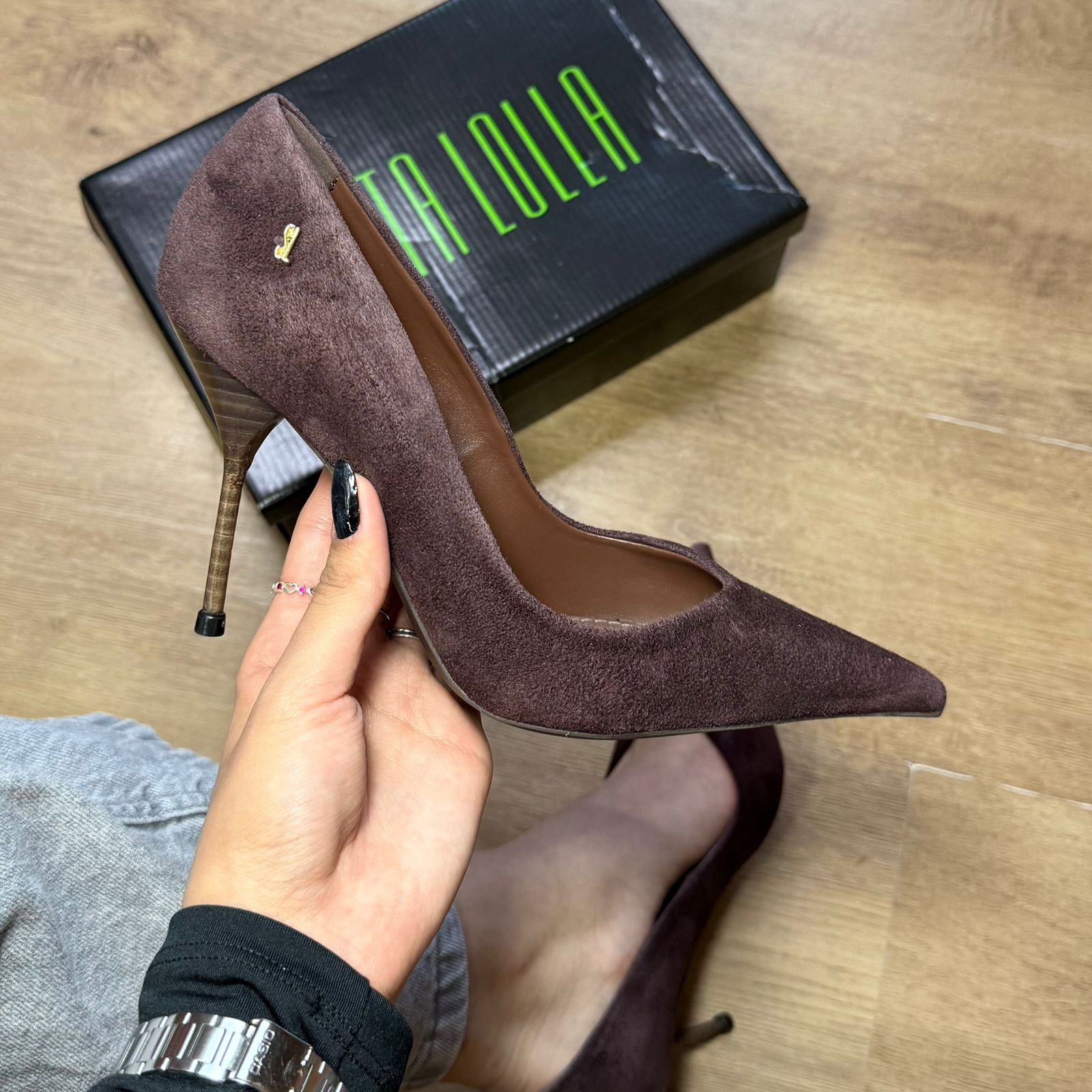 Scarpin Santa Lolla One Couro Camurça Bico Fino Salto Agulha 0070.2178.034A