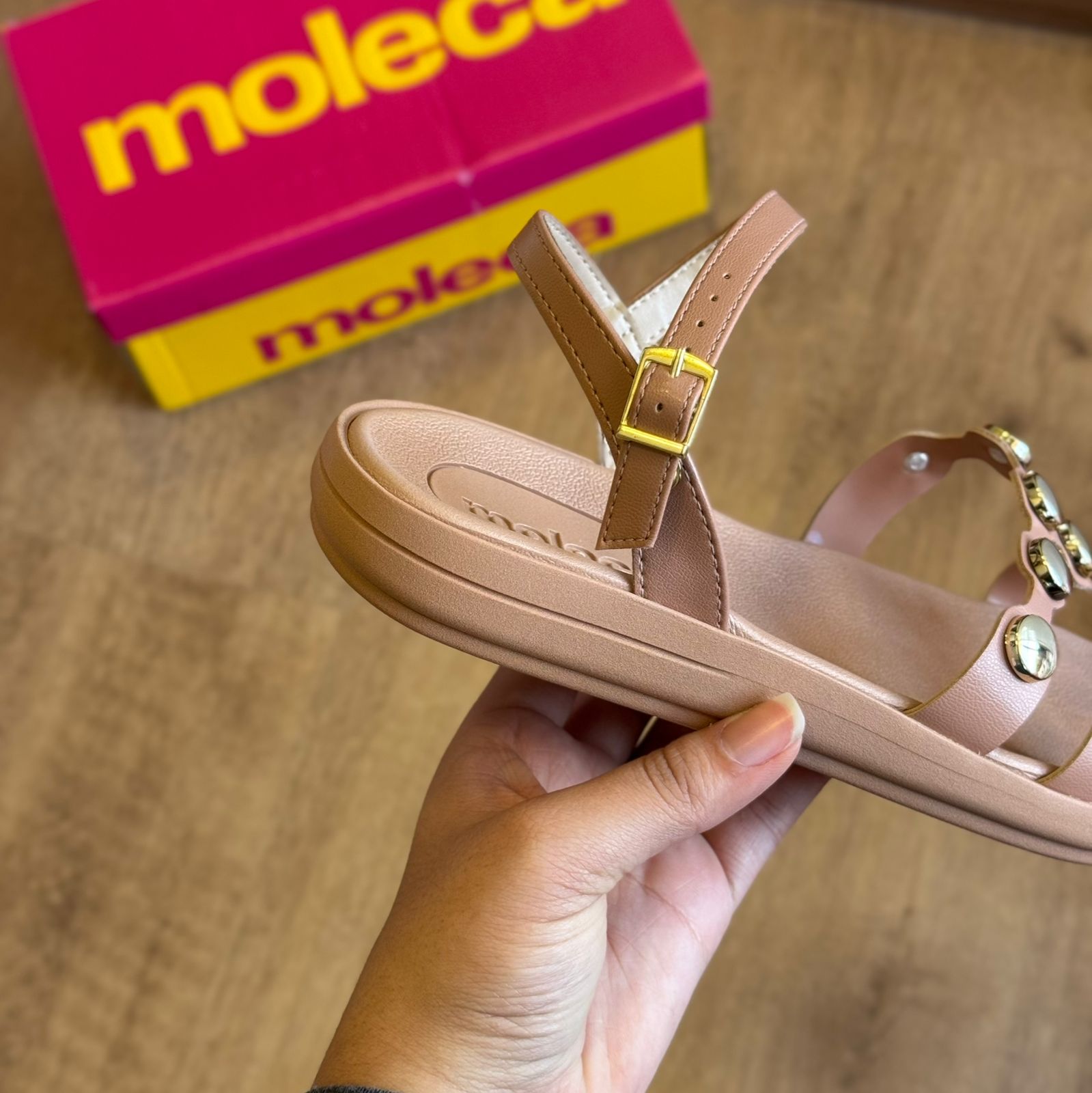 Sandália Moleca Rasteira Pedrarias Douradas 5525.106