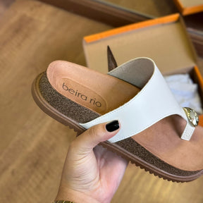 Sandália Papete Beira Rio Detalhe Dourado no Dedo 8524.110