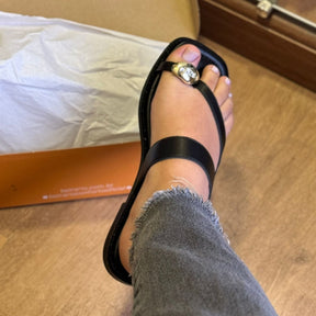 Sandália Beira Rio Rasteira Detalhe Dourado no Dedo 8506.209