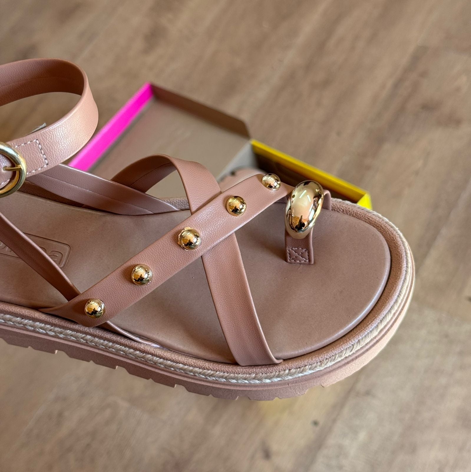 Sandália Moleca Tratorada Detalhe Dourado 5504.213